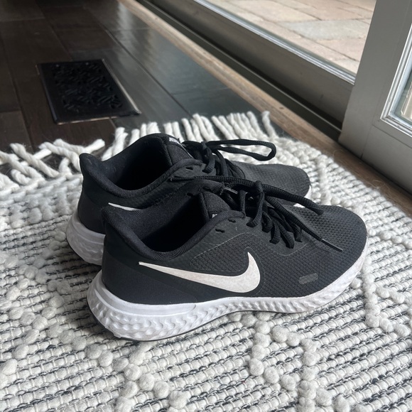 Nike Gym Shoes - Picture 1 of 5